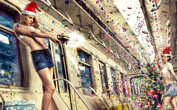Девушки встречают Новый Год в вагоне поезда