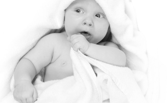 Новорожденный в белом полотенце