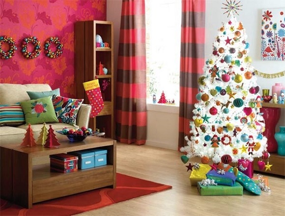 Разных цветов маленькие подушки отлично вписываются в интерьер комнаты и придают ей особый шарм